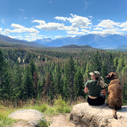 Hiking with dog in rockies Modifié